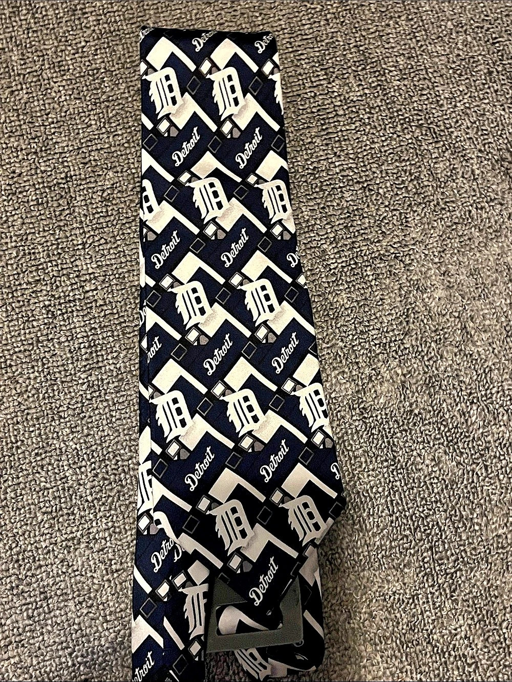 Geometric Black & White Tie Like New